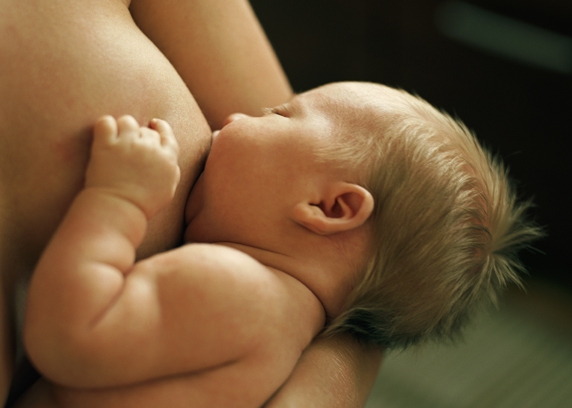 хватает ли новорожденному грудного молока